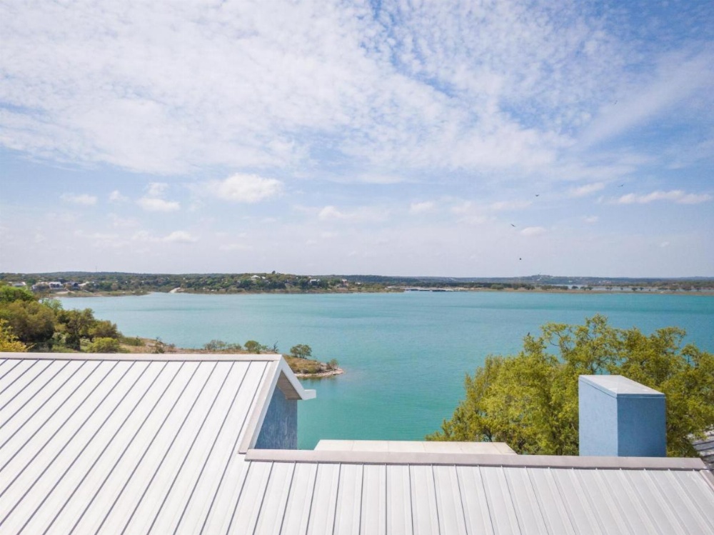 Lakeside Villa Image 24